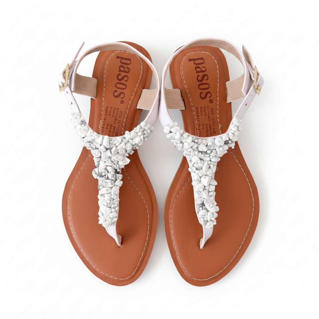 Vista aérea sandalia T-strap blanca con pedrería
