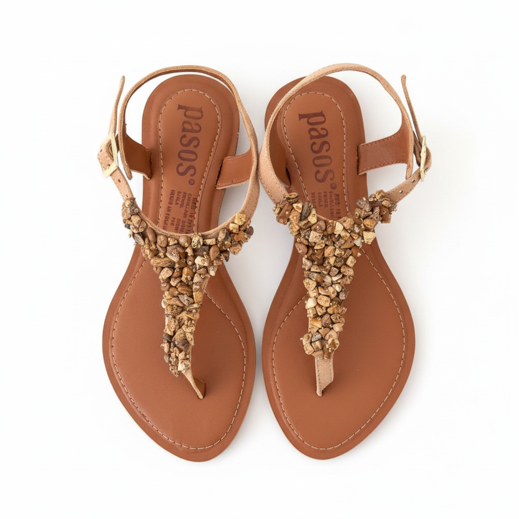 Vista aérea sandalia T-strap camel con pedrería