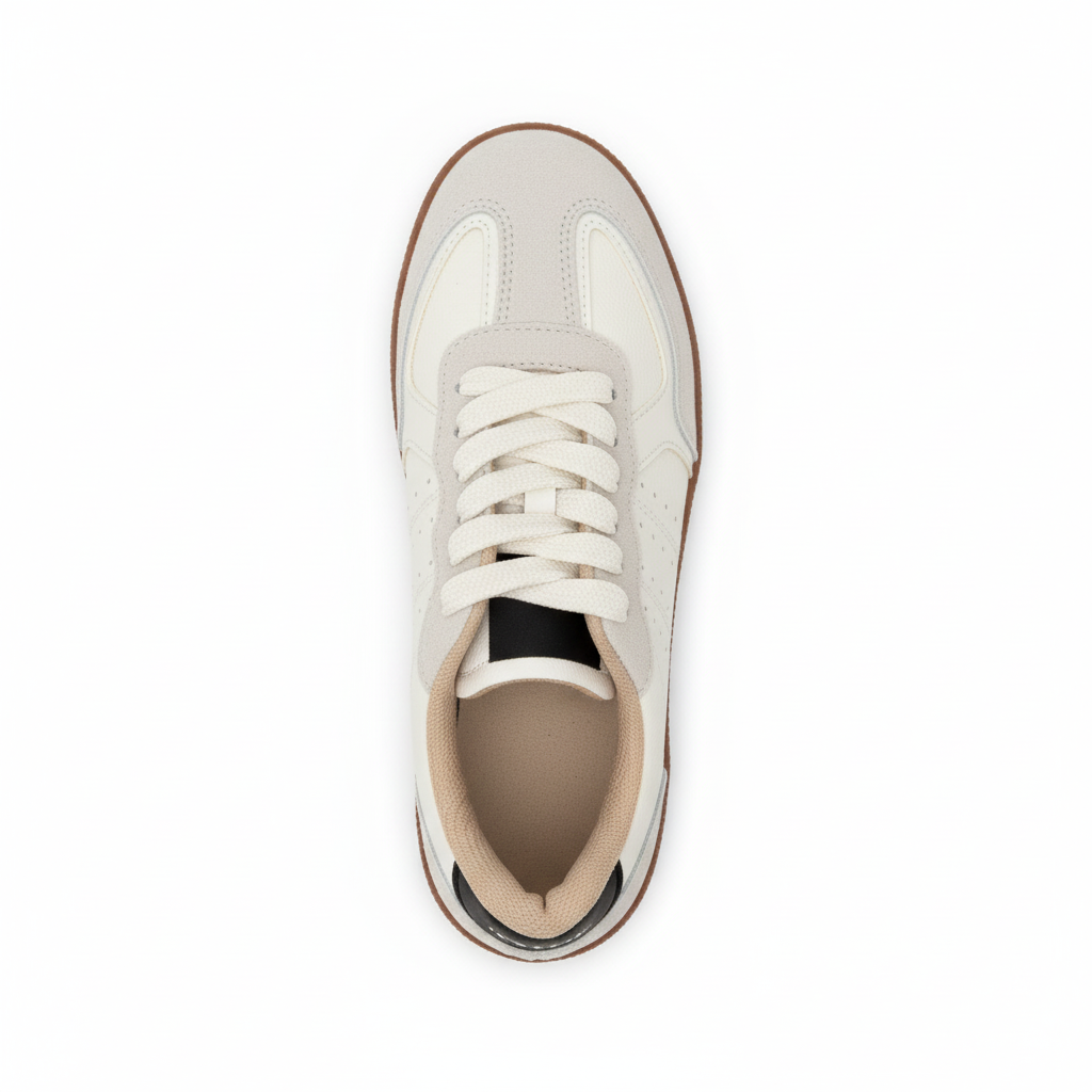 Vista aérea zapatilla deportiva gamuza blanca con detalles blancos Ref 8131