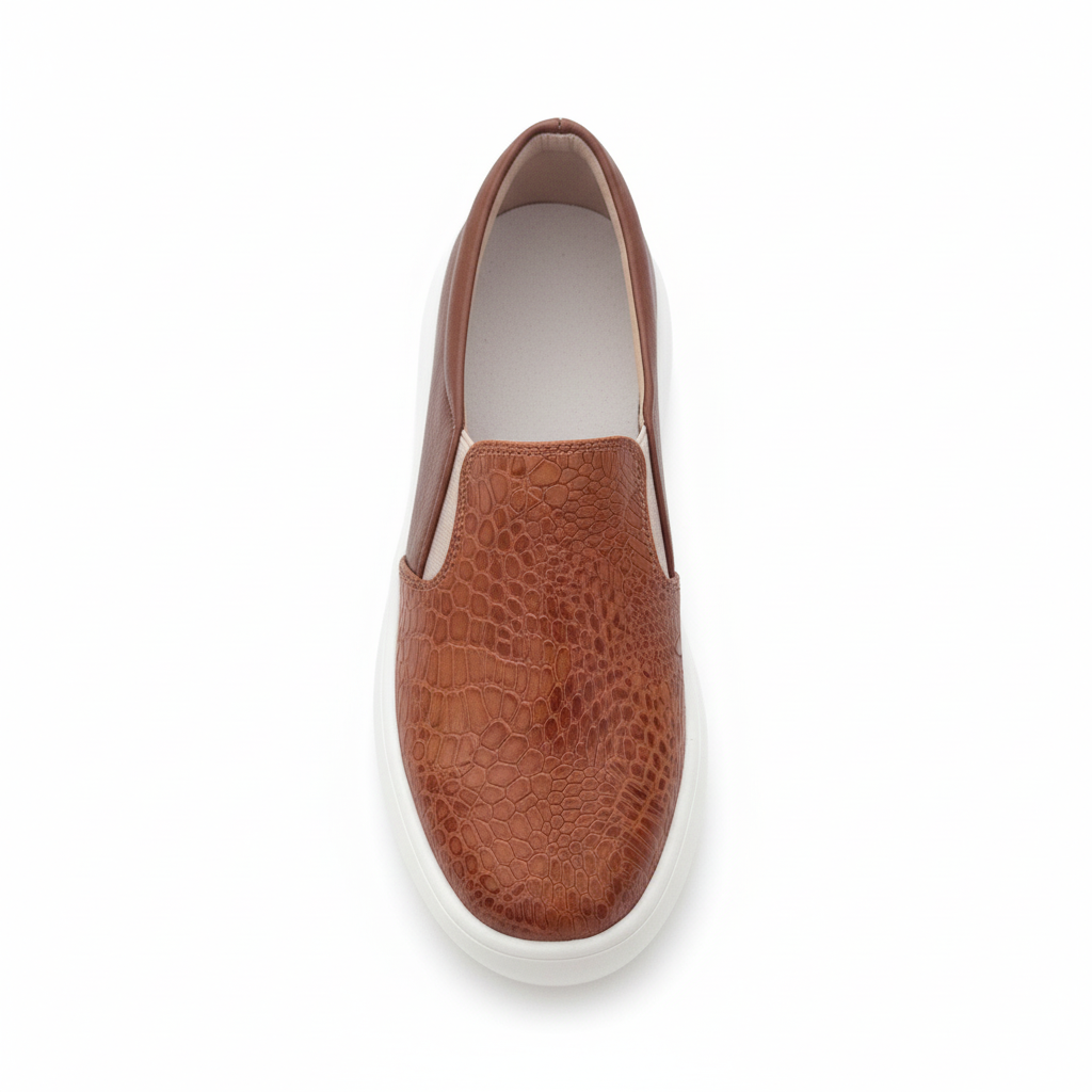 Vista aérea zapatilla slip-on miel con textura cocodrilo y plataforma Ref 8105