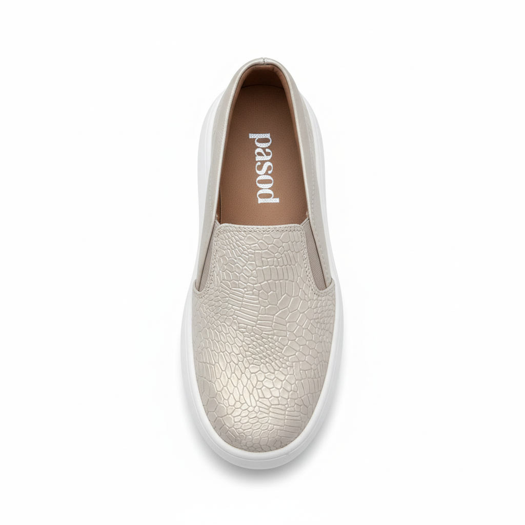 Vista aérea zapatilla slip-on perla con textura cocodrilo y plataforma Ref 8105