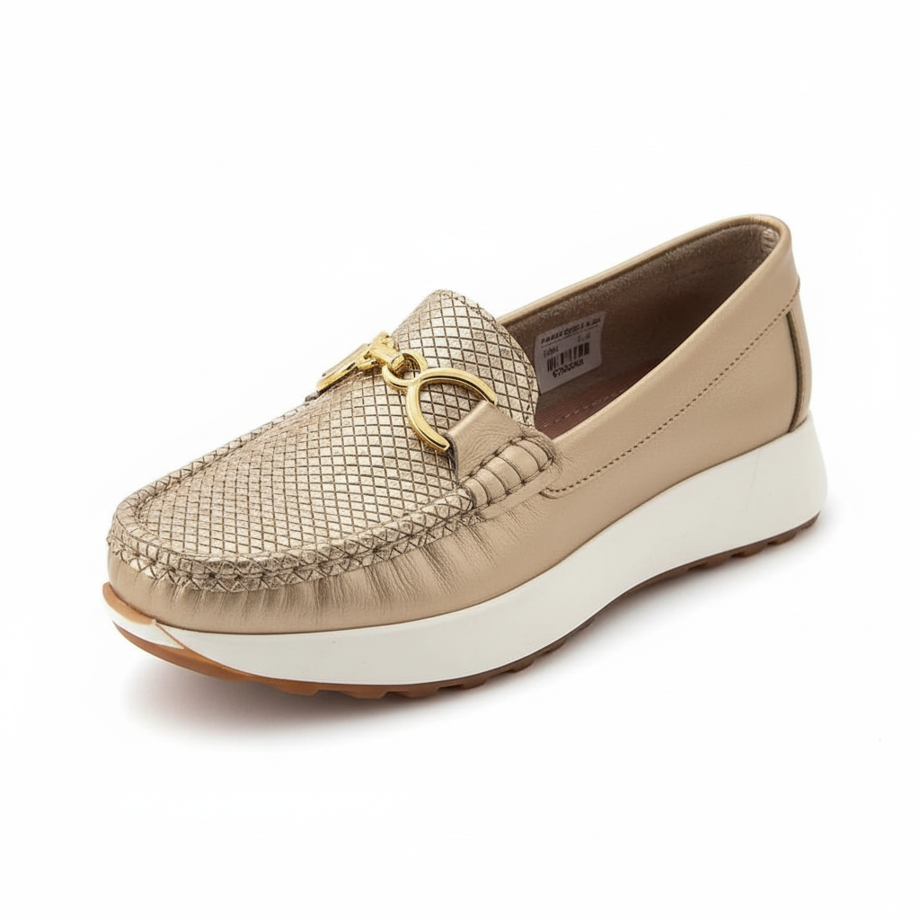 Vista angular frontal mocasín dorado con hebilla dorada y textura tejida Ref 7830