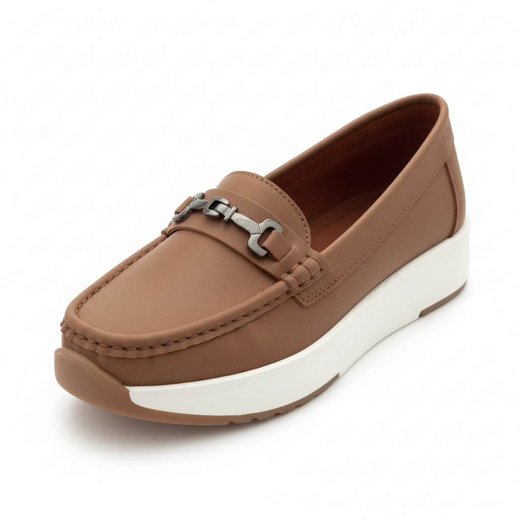 Vista angular frontal mocasín miel con hebilla cadena plateada y plataforma Ref 7722