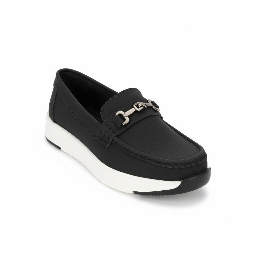 Vista angular frontal mocasín negro con hebilla cadena plateada y plataforma Ref 7722
