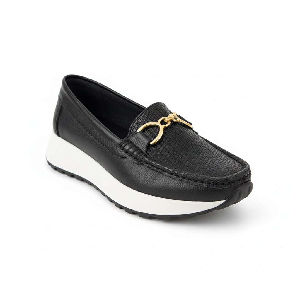 Vista angular frontal mocasín negro con hebilla dorada y textura tejida Ref 7830