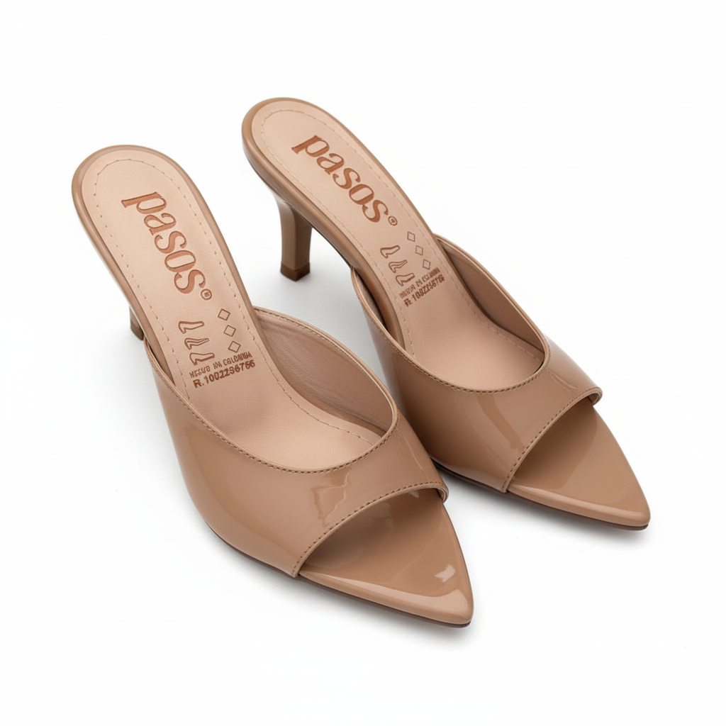 Vista angular frontal mule nude charol