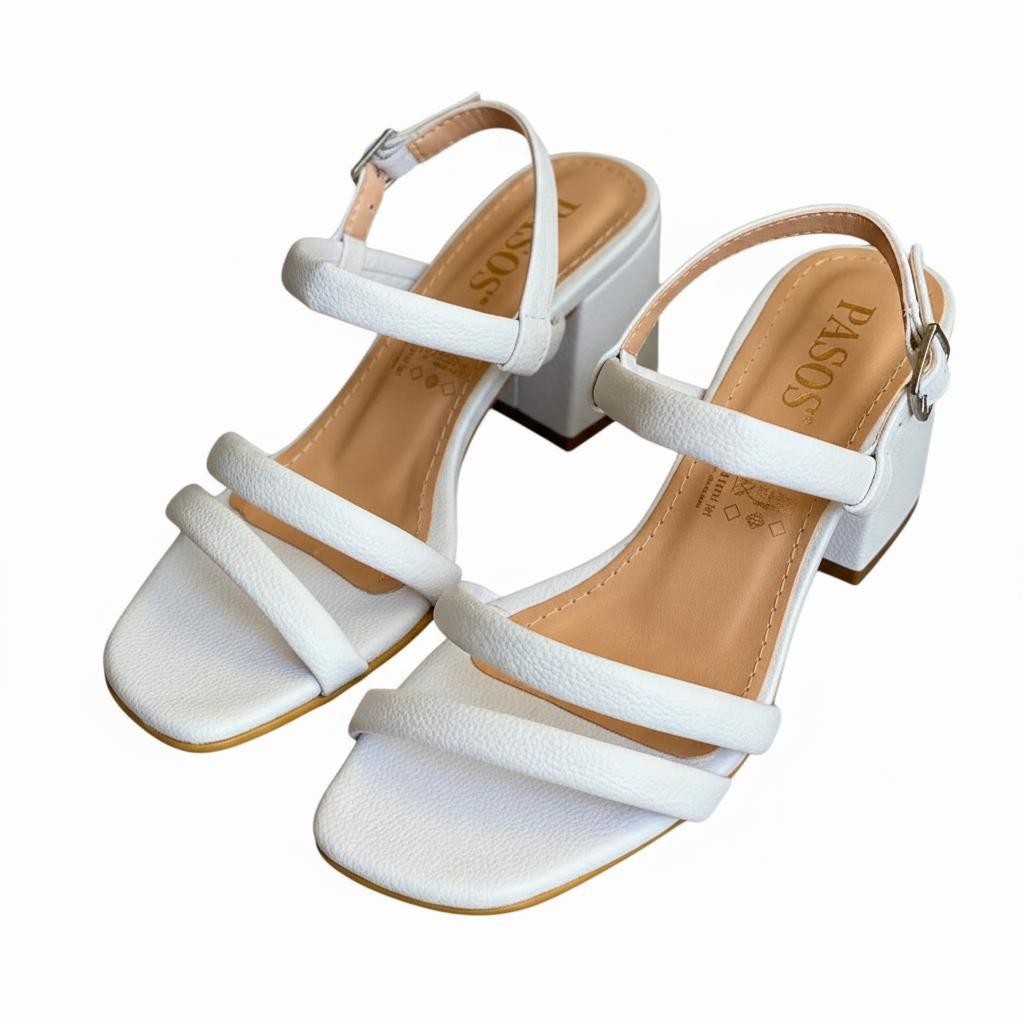 Vista angular frontal par de sandalias blancas con correa y hebilla en la parte de atrás Ref 7589