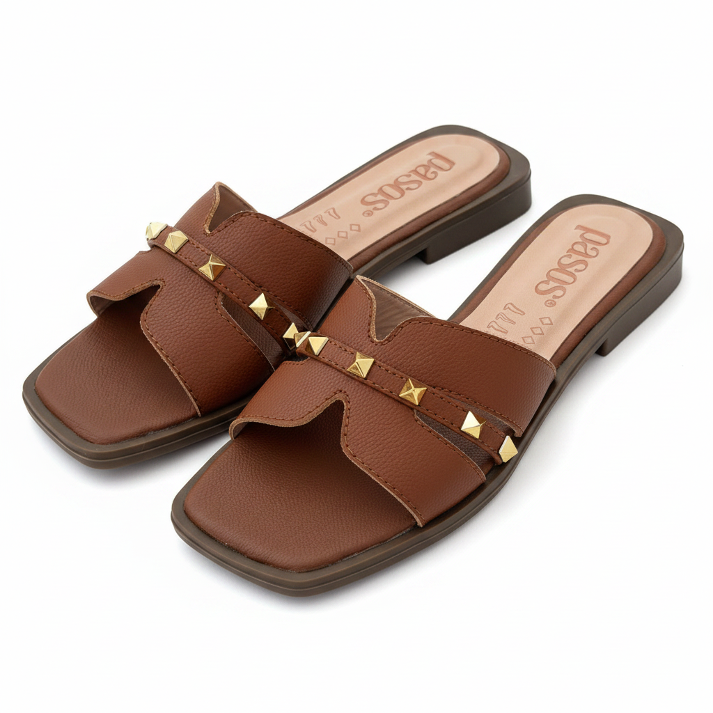Vista angular frontal par mule miel cognac plana dos correas rockstud dorado Ref 8204