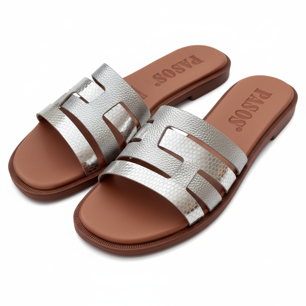 Vista angular frontal sandalia H-slide plateada con textura serpiente