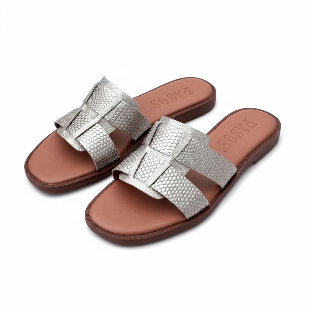 Vista angular frontal sandalia H-slide plateada con textura serpiente