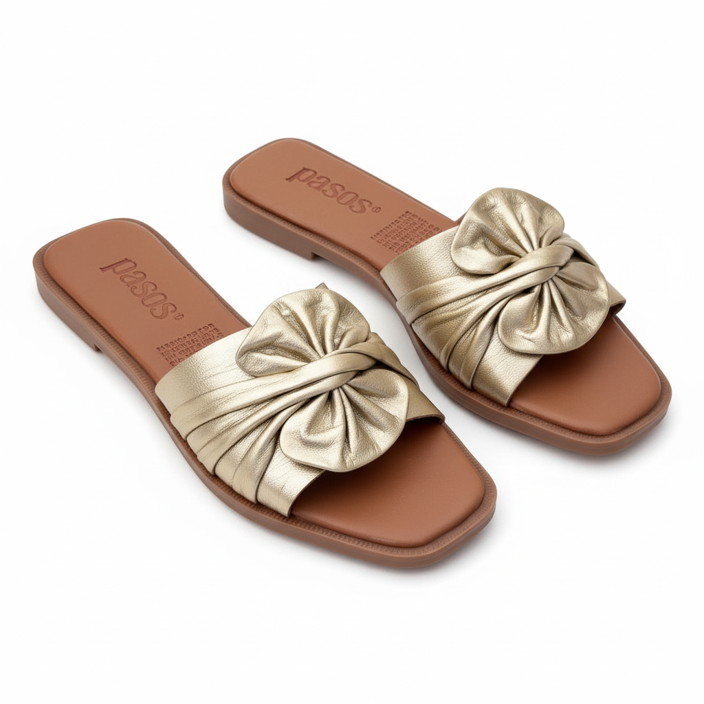 Vista angular frontal sandalia slide dorada