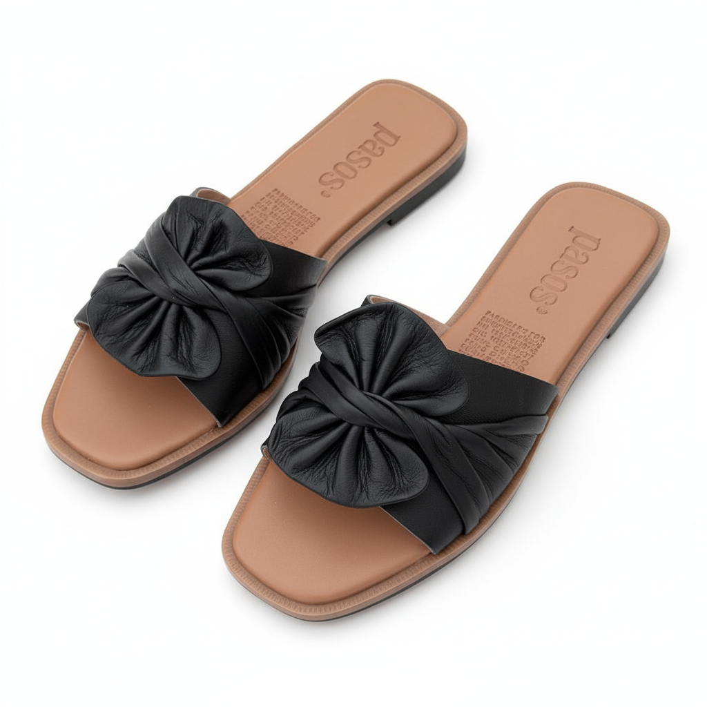 Vista angular frontal sandalia slide negra