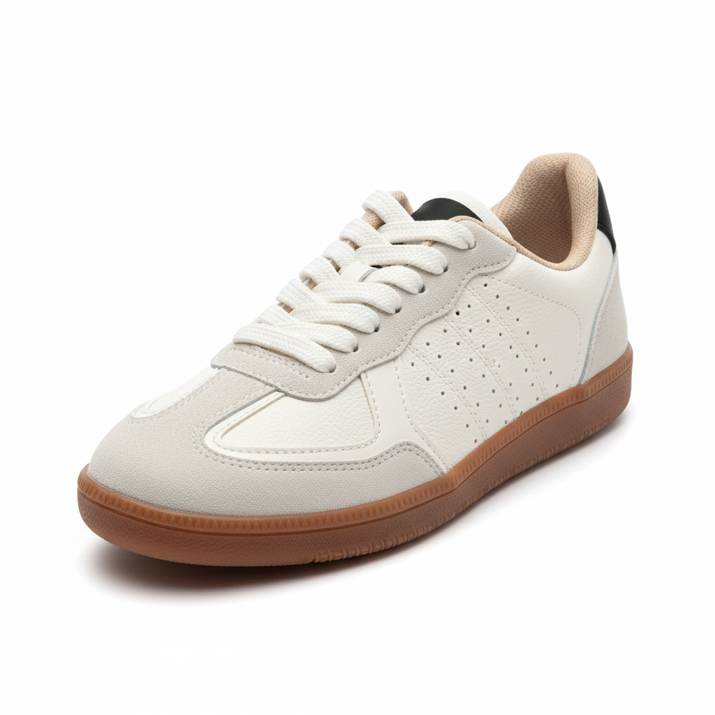 Vista angular frontal zapatilla deportiva gamuza blanca con detalles blancos Ref 8131