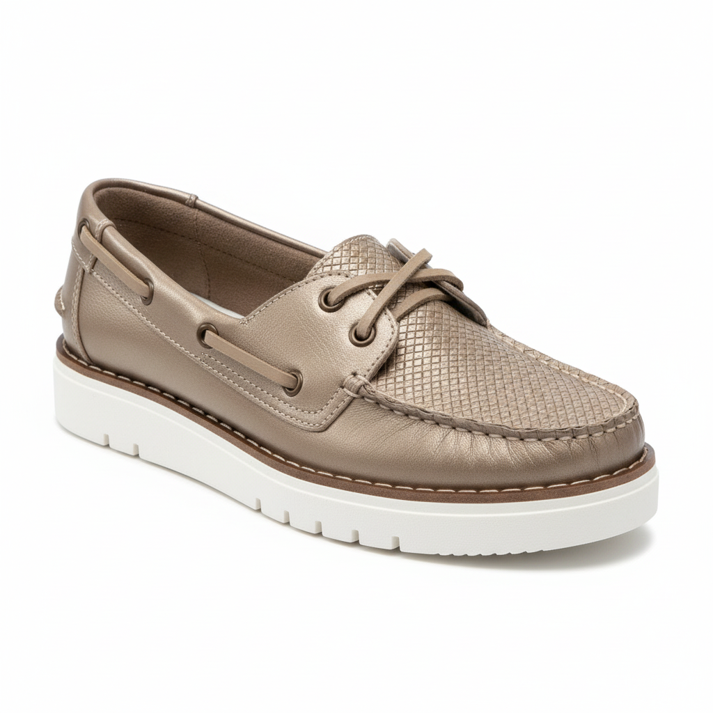 Vista angular frontal zapato náutico arena con cordones y textura tejida Ref 7760