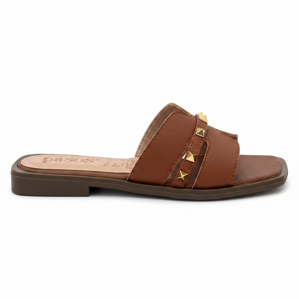 Vista lateral mule miel cognac plana dos correas rockstud dorado suela chocolate Ref 8204