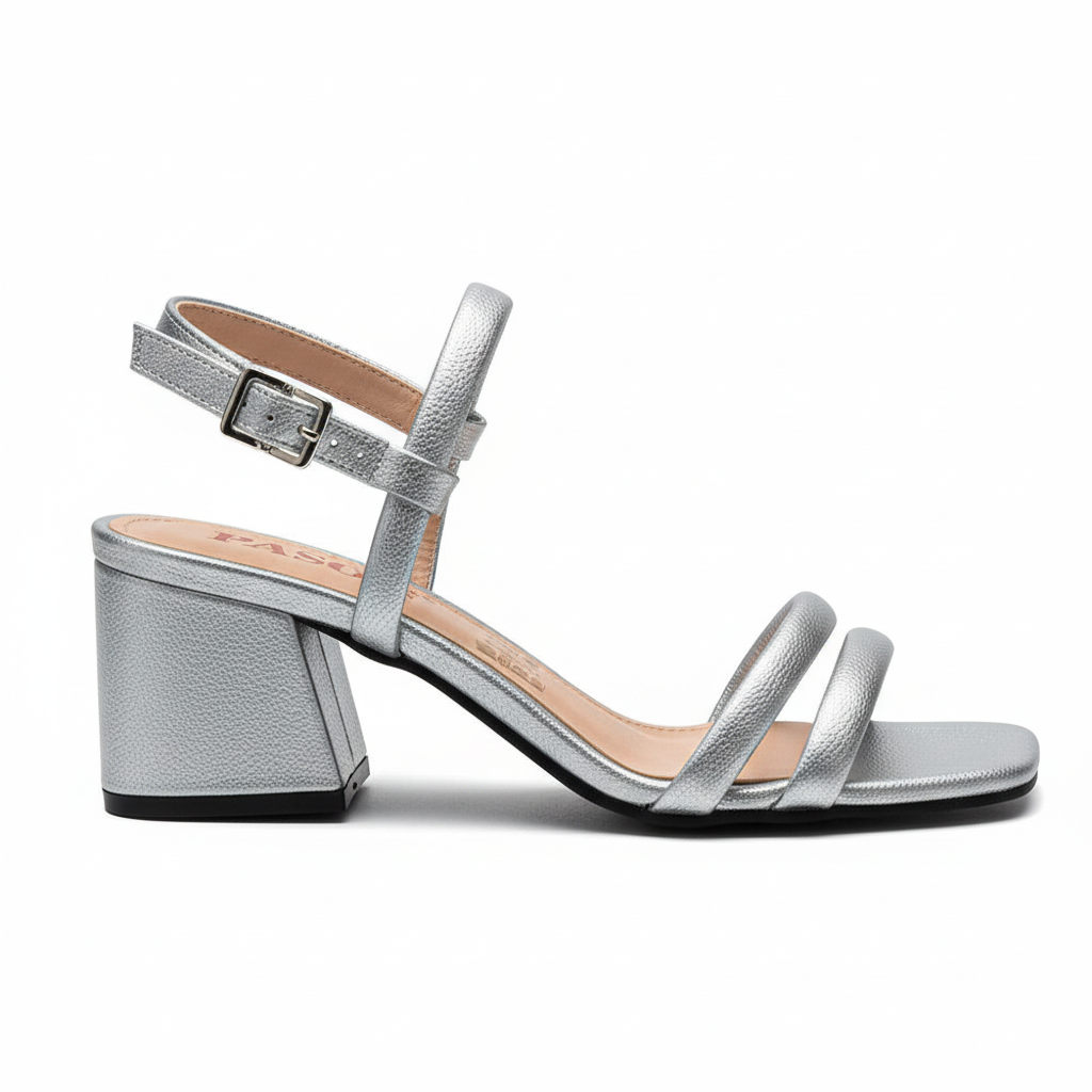 Vista lateral sandalia plateada con diseño correcto de correa y hebilla atrás Ref 7589