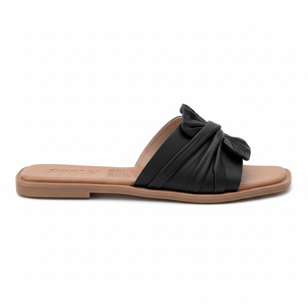Vista lateral sandalia slide negra