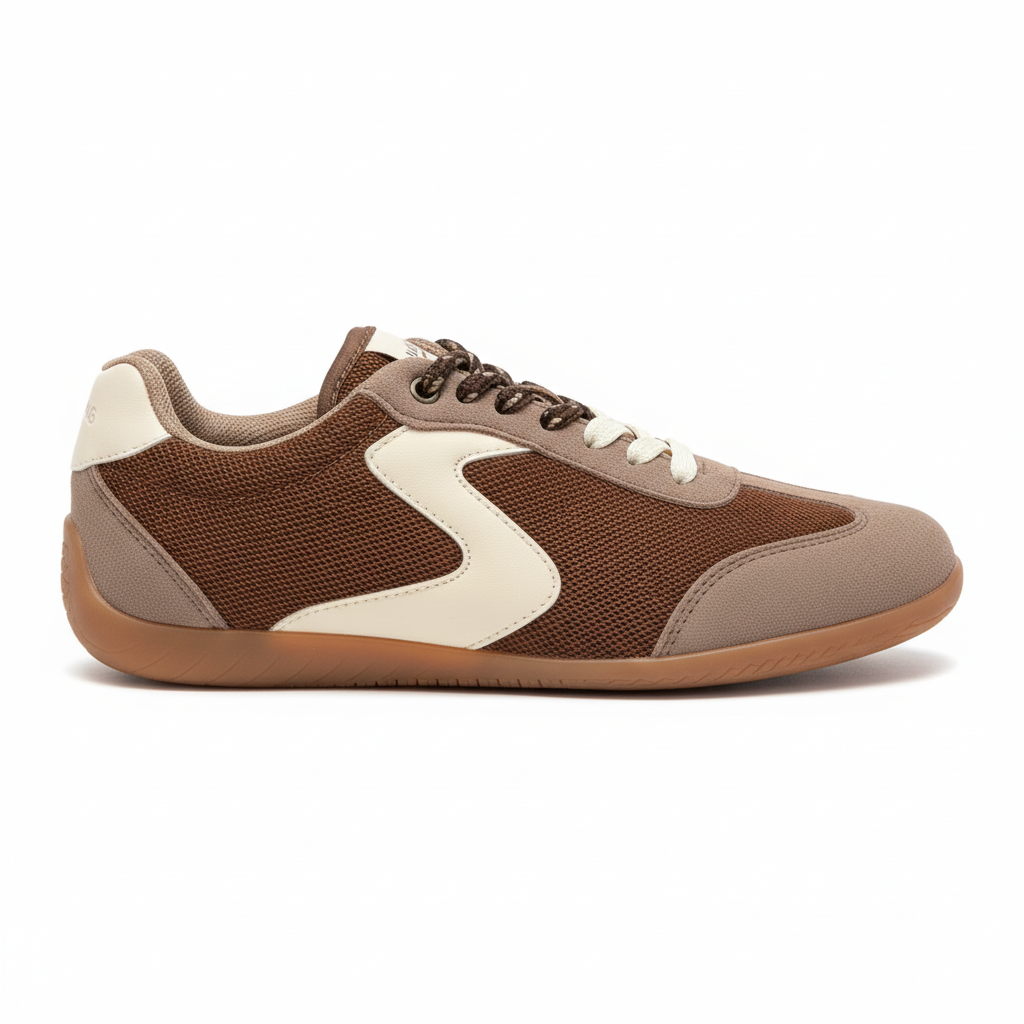 Vista lateral zapatilla deportiva café con malla y ante Ref 8176