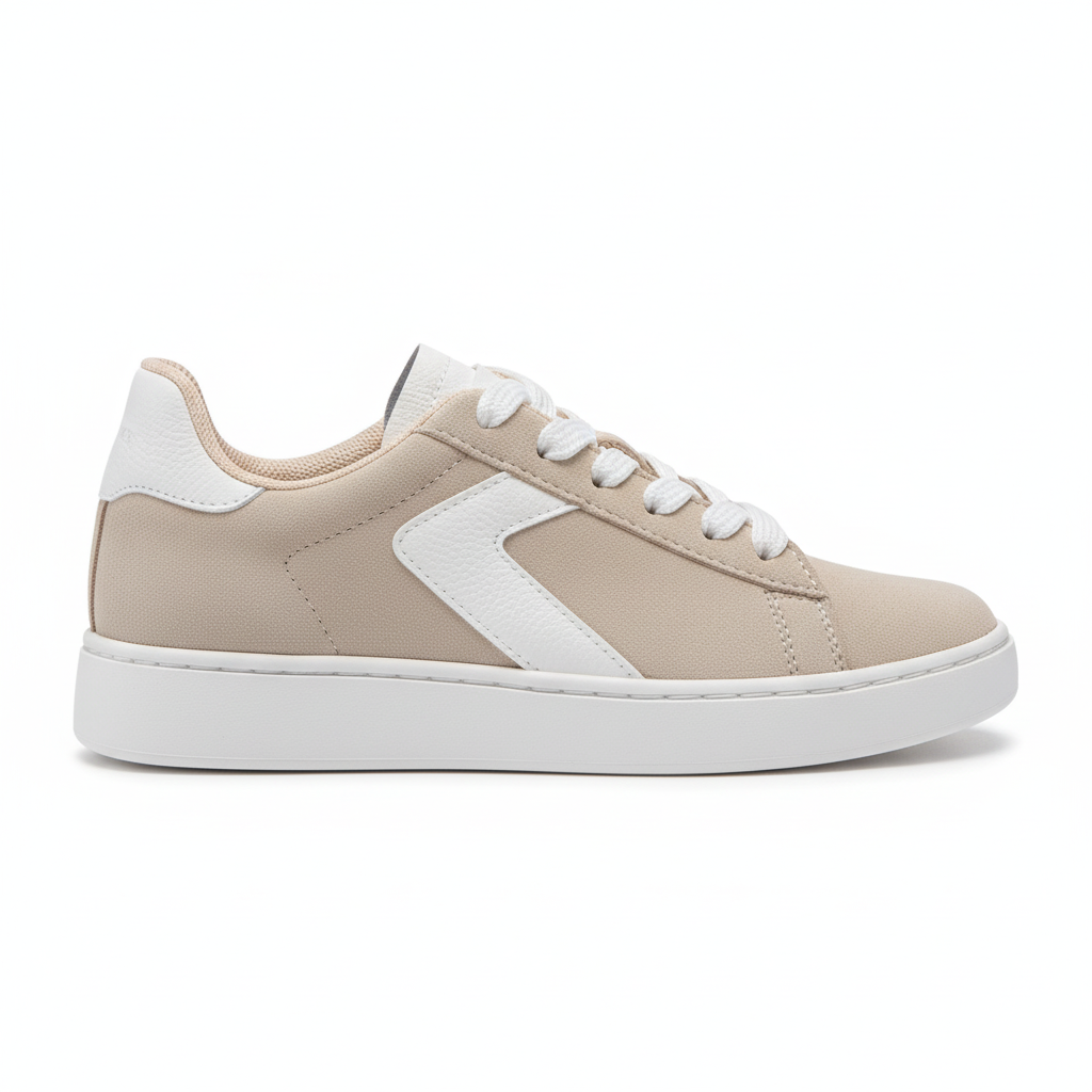 Vista lateral zapatilla deportiva gamuza arena con detalles blancos Ref 8064